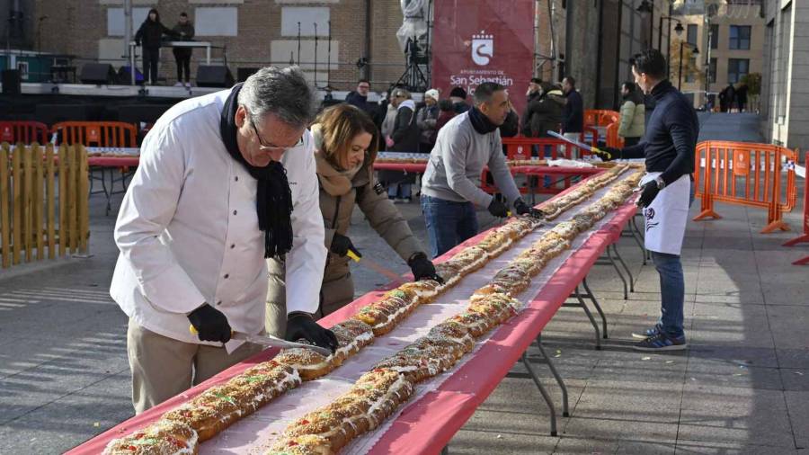 Degustación popular de un roscón gigante en el municipio