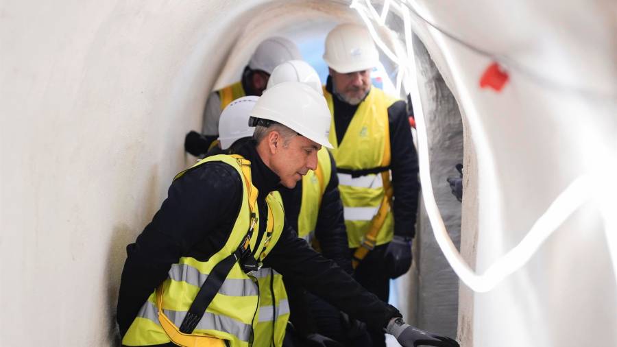 El consejero de Medio Ambiente, Agricultura e Interior de la Comunidad de Madrid, Carlos Novillo, visita las obras del Plan Sanea en Alcorcón