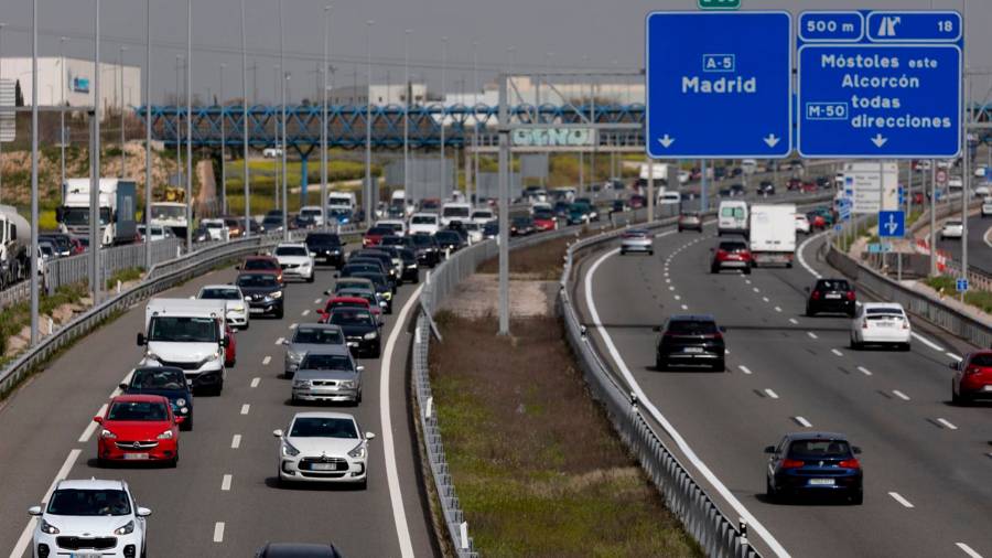 Vehículos circulando por la A-5