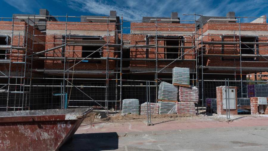 Vista general de las obras de vivienda nueva