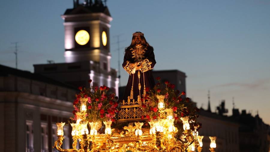 Procesión de Jesús de Medinaceli de noche en la Puerta del Sol