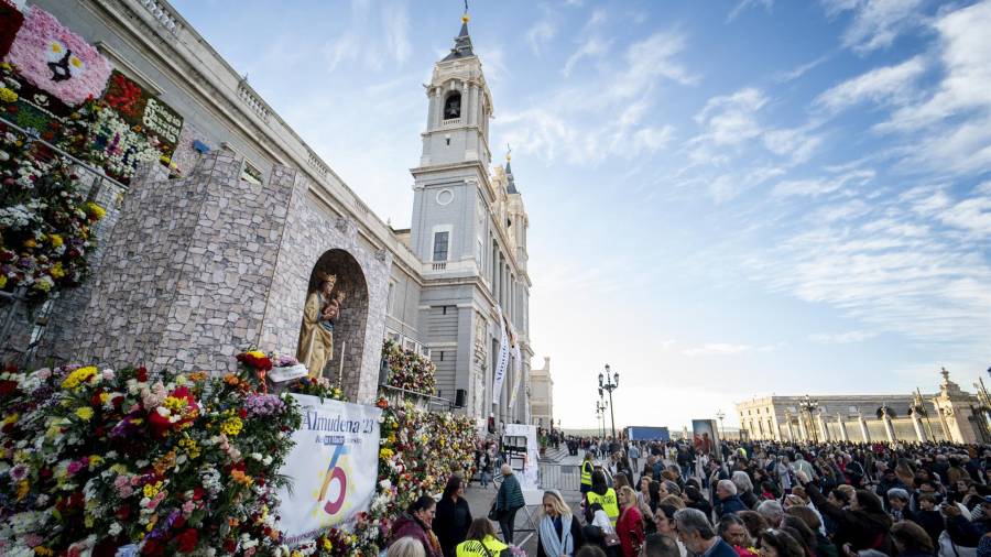 Decenas de personas participan en una ofrenda floral a la Virgen de la Almudena, en la Plaza de la Almudena, a 9 de noviembre de 2023, en Madrid