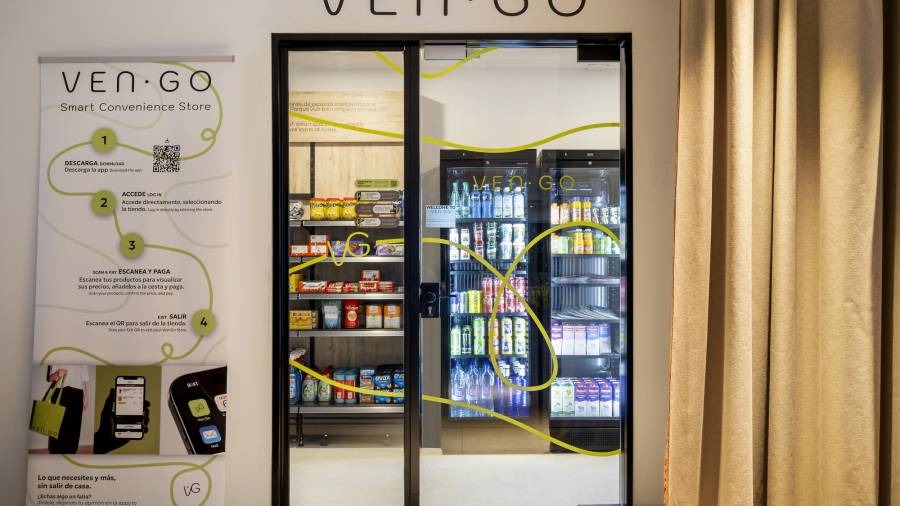 Entrada del ‘minimarket’ inteligente Ven.Go en Calido Living Alcobendas