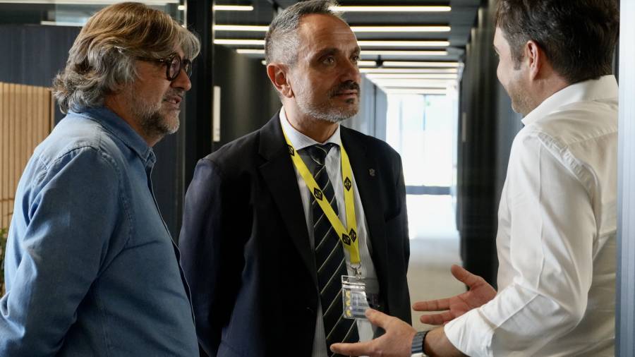 El alcalde de Móstoles, Manuel Bautista, en la reunión de este miércoles con el director gerente del Consorcio Regional de Transportes de Madrid (CRTM), Pablo Rodríguez Sardinero