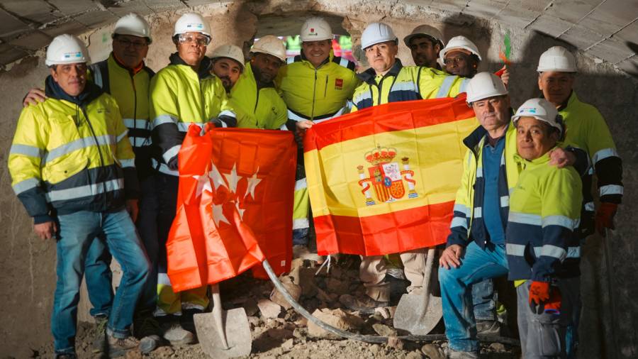 El consejero de Vivienda, Transportes e Infraestructuras, Jorge Rodrigo, asiste a la unión de los dos frentes de excavación del túnel para la ampliación de la línea 11 de Metro