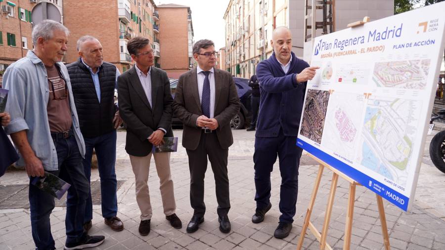 El delegado de Políticas de Vivienda y presidente de la Empresa Municipal de Vivienda y Suelo de Madrid (EMVS Madrid), Álvaro González, acompañado del concejal de Fuencarral-El Pardo, José Antonio Martínez Páramo, y representantes de la Asociación de Vecinos Begoña, visita la zona donde se elaborará el plan de acción de esta Unidad de Regeneración Urbana El delegado de Políticas de Vivienda y presidente de la Empresa Municipal de Vivienda y Suelo de Madrid (EMVS Madrid), Álvaro González, acompañado del concejal de Fuencarral-El Pardo, José Antonio Martínez Páramo, y representantes de la Asociación de Vecinos Begoña, visita la zona donde se elaborará el plan de acción de esta Unidad de Regeneración Urbana