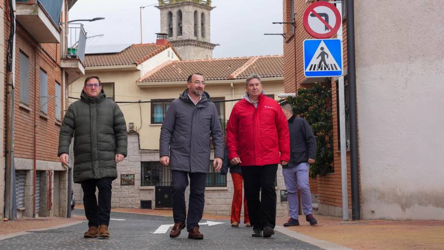 El viceconsejero de Presidencia y Administración Local, José Antonio Sánchez, junto al alcalde de Colmenar Viejo, Carlos Blázquez, visita las calles del municipio que se están reformando de manera integral