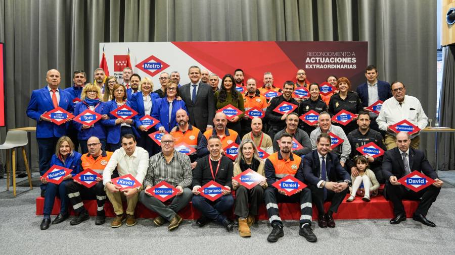 El consejero de Vivienda, Transporte e Infraestructuras, Jorge Rodrigo, entrega los reconocimientos de la XII edición de ‘Héroes de Metro’