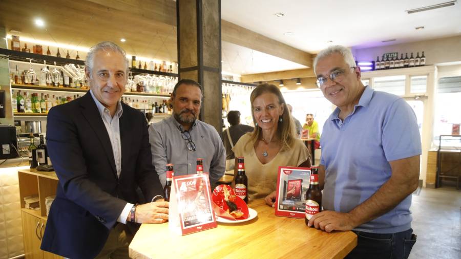 El presidente de Hostelería Madrid, José Antonio Aparicio, el jefe de Ventas de Mahou San Miguel, Alfonso Rodríguez, la concejala delegada de Turismo, Almudena Maíllo, y el concejal de Carabanchel, Carlos Izquierdo