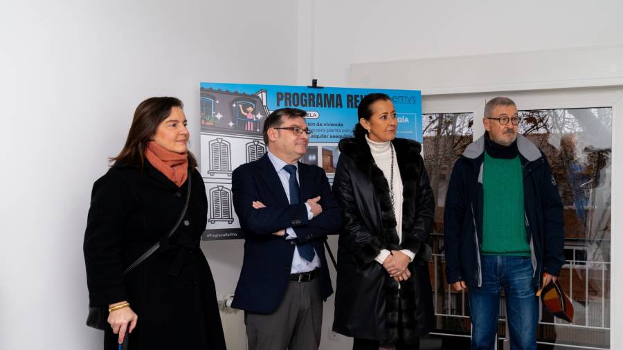 El delegado de Políticas de Vivienda y presidente de EMVS Madrid, Álvaro González, y la concejala de Arganzuela, Lola Navarro, durante su visita al piso adscrito al Programa ReViVa
