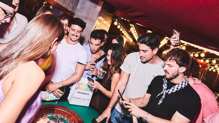Los asistentes a la primera Carroza Sin Ruedas juegan a la ruleta