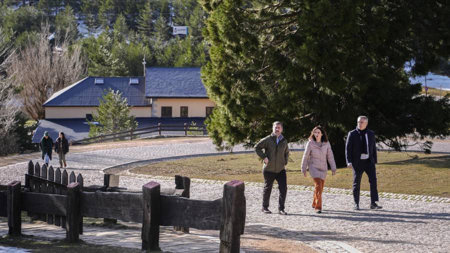 La presidenta regional, Isabel Díaz Ayuso, asiste a la reunión del Consejo de Gobierno, celebrada hoy con carácter extraordinario en el Centro de Visitantes de Peñalara, en Rascafría