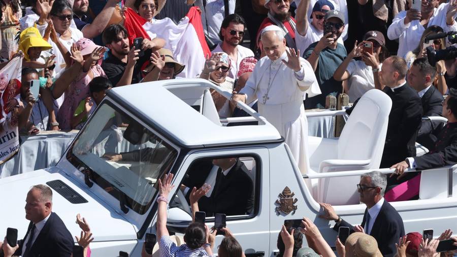 El Papa León XIV saluda desde el papamovil