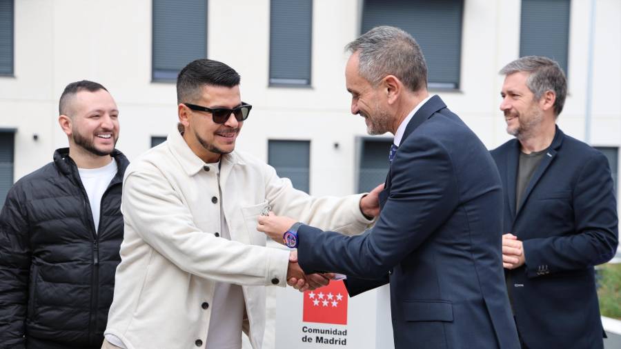 Los adjudicatarios del las dos últimas promociones del Plan Vive en el municipio, con 300 pisos, reciben las llaves