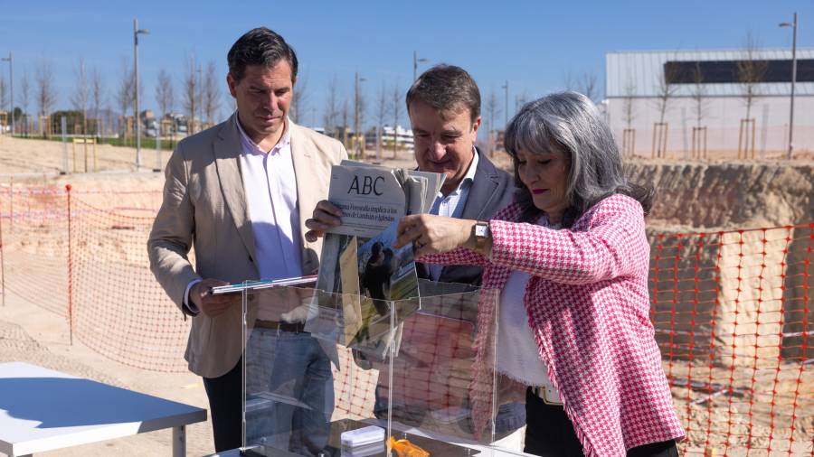 La concejal Marisa Peña introduce un periódico en la cápsula del tiempo