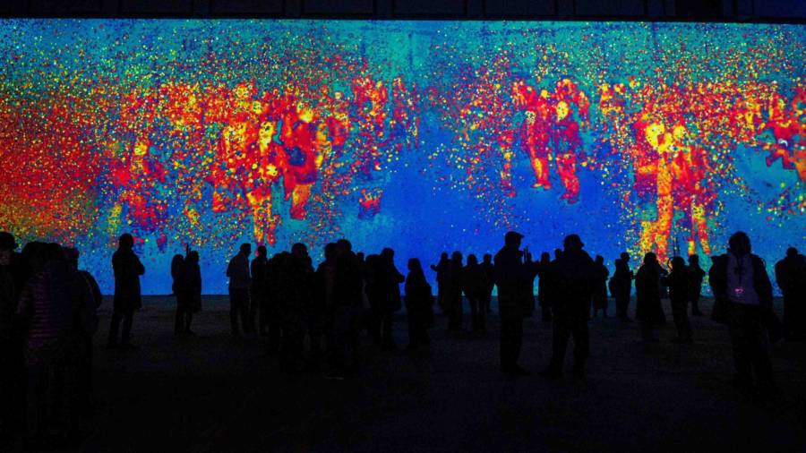 Instalación lumínica en el frontón Beti Jai