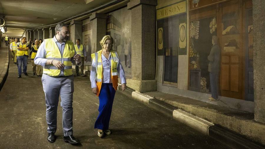 La delegada del Área de Obras y Equipamientos, Paloma García Romero, el concejal de Centro, Carlos Segura, y técnicos municipales durante una visita al túnel de la plaza Mayor