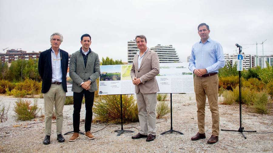 El alcalde, Jesús Moreno, junto al concejal de Presidencia, Javier Juárez, y el concejal de Deportes, Eduardo Lorca, visita la parcela del municipio en la que se construirá El alcalde, Jesús Moreno, junto al concejal de Presidencia, Javier Juárez, y el concejal de Deportes, Eduardo Lorca, visita la parcela del municipio en la que se construirá