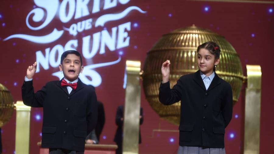Dos niños del Colegio de San Ildefonso, cantan el tercer premio de la Lotería de Navidad