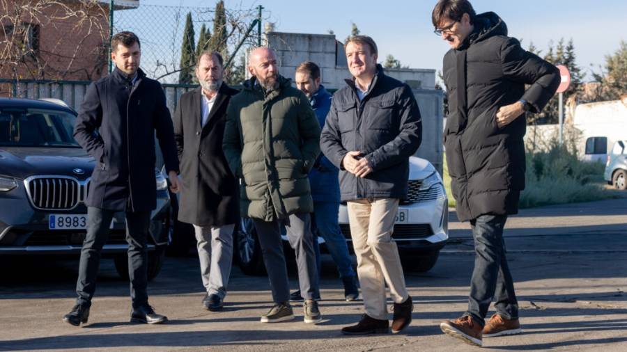 El alcalde, Jesús Moreno, acompañado por el concejal de Servicios Públicos, Pedro Fernández, en el acto de presentación de la reforma del Punto Limpio