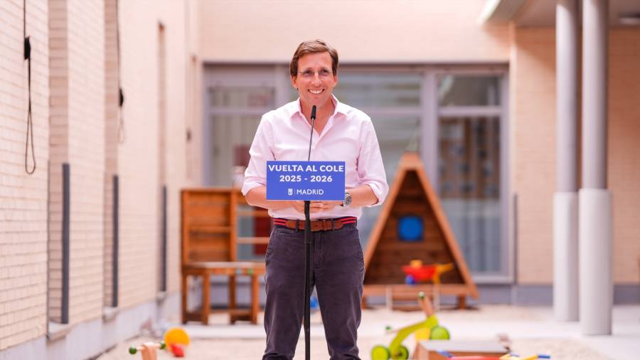 El alcalde, José Luis Martínez-Almeida, visita a la Escuela Infantil Municipal José Gómez Gil con motivo del inicio del curso escolar 2025-2026