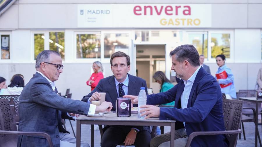 El alcalde de Madrid, José Luis Martínez-Almeida, visita la primera cafetería municipal gestionada por personas con discapacidad intelectual, ubicada en el Centro Cultural Gloria Fuertes, en el distrito de Barajas