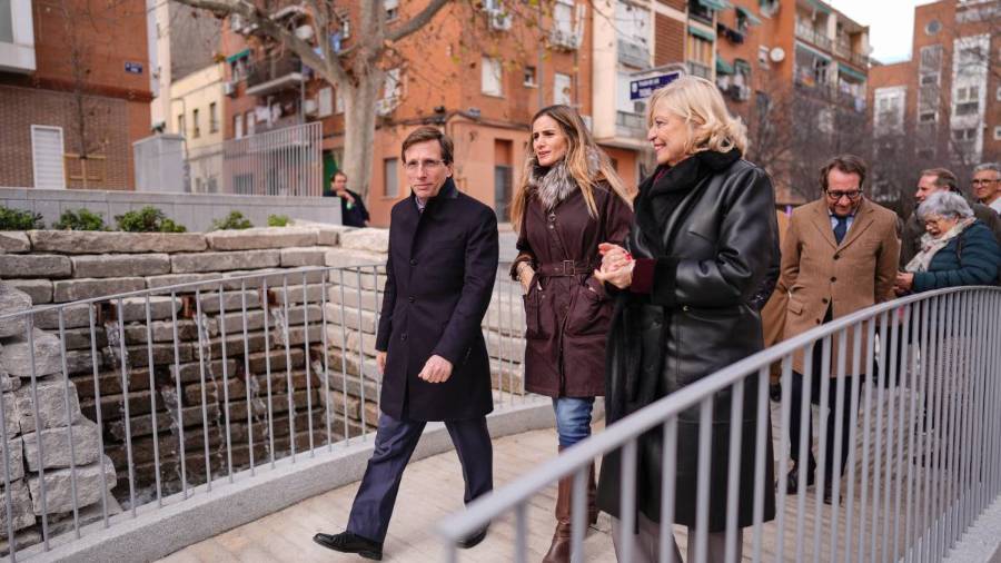 El alcalde de Madrid, José Luis Martínez-Almeida, la delegada de Obras y Equipamientos, Paloma García Romero, y la concejala del distrito, Sonia Cea, visitan el nuevo recorrido peatonal entre el corazón de Usera y Madrid Río