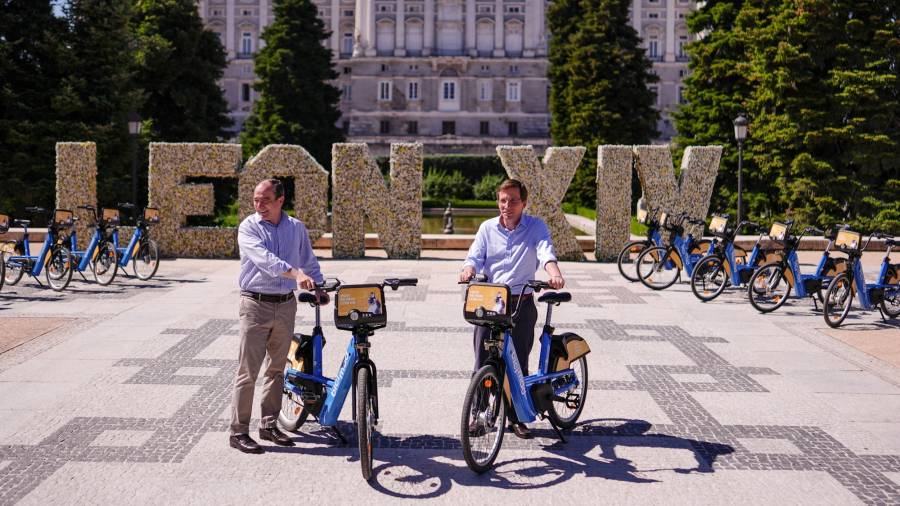 El alcalde, José Luis Martínez-Almeida, y el delegado de Urbanismo, Medio Ambiente y Movilidad, Borja Carabante, durante la presentación periodo gratuidad EMT Madrid y bicimad
