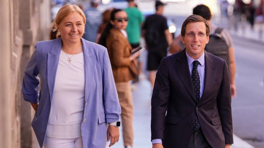 El alcalde de Madrid, José Luis Martínez-Almeida, junto a la vicealcaldesa, Inma Sanz