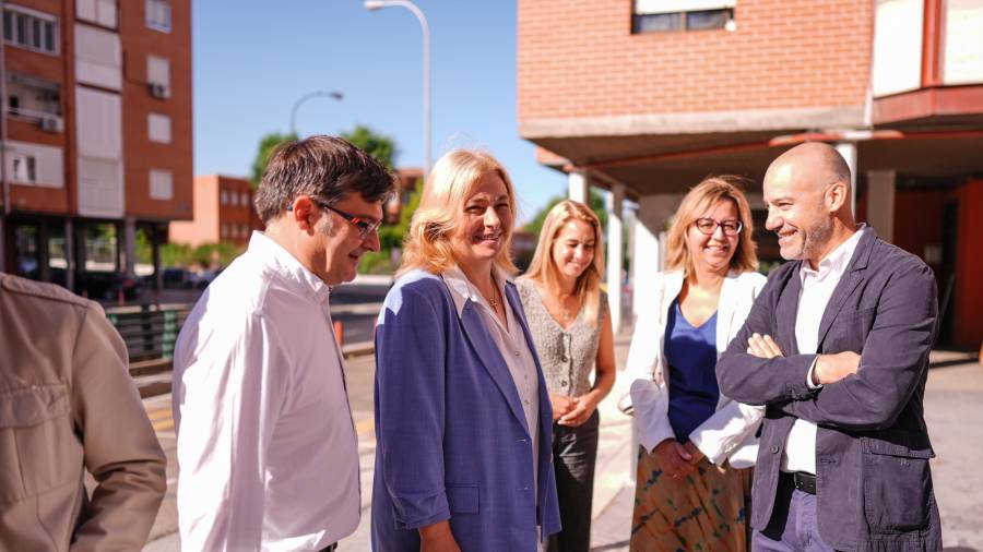 La vicealcaldesa y alcaldesa en funciones, Inma Sanz, acompañada del delegado de Políticas de Vivienda y presidente de la Empresa Municipal de la Vivienda y Suelo (EMVS Madrid), Álvaro González, y de la concejala de Ciudad Lineal, Nadia Álvarez, durante la presentación de las actuaciones de regeneración urbana que se llevarán a cabo en la Colonia San Pascual, en el marco del Plan Regenera