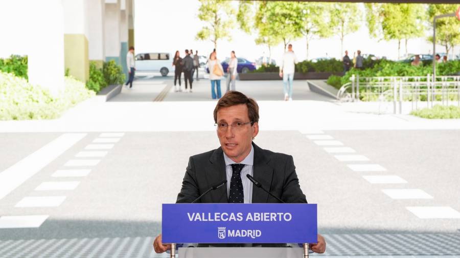 El alcalde, José Luis Martínez-Almeida, presenta el proyecto de transformación del entorno del Puente de Vallecas