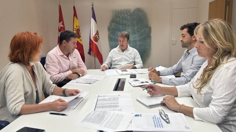 El alcalde de Tres Cantos, Jesús Moreno, se reúne con los tenientes de alcalde Javier Juárez, Elisa Miguel, Sonia Lolo y el concejal de Servicios Públicos, Pedro Fernández, para analizar los resultados obtenidos por la Oficina de Atención a Afectados en el Incendio
