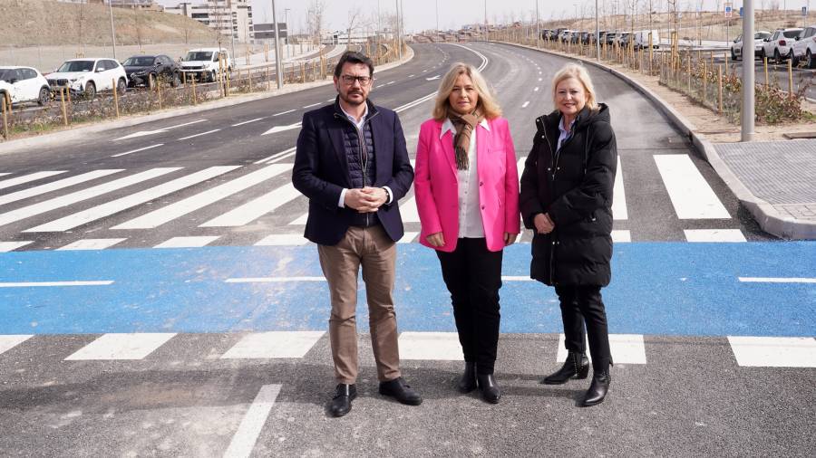 La vicealcaldesa de Madrid, Inma Sanz, acompañada de la delegada de Obras y Equipamientos, Paloma García Romero, y del concejal de Villa de Vallecas, Carlos González, visita los trabajos efectuados en la vía borde de Valdecarros