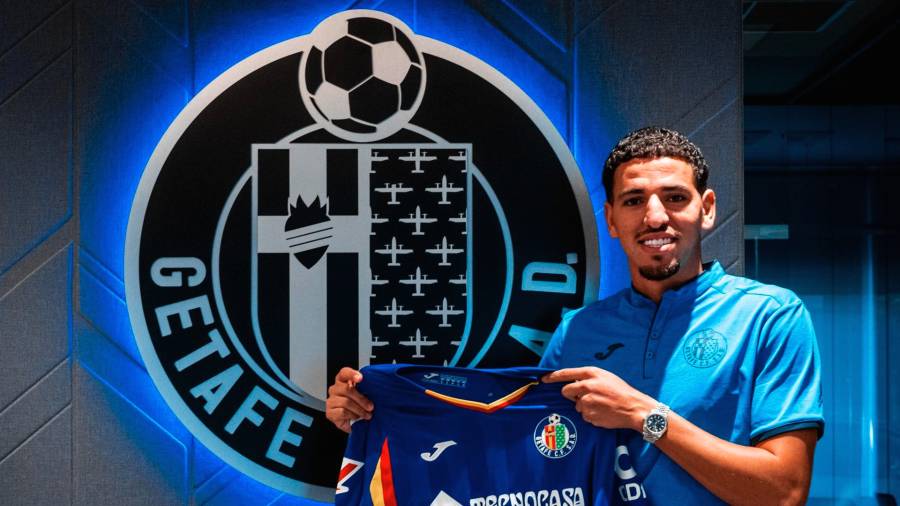 El defensa central internacional marroquí Abdel Abqar jugará las próximas tres temporadas en el Getafe CF