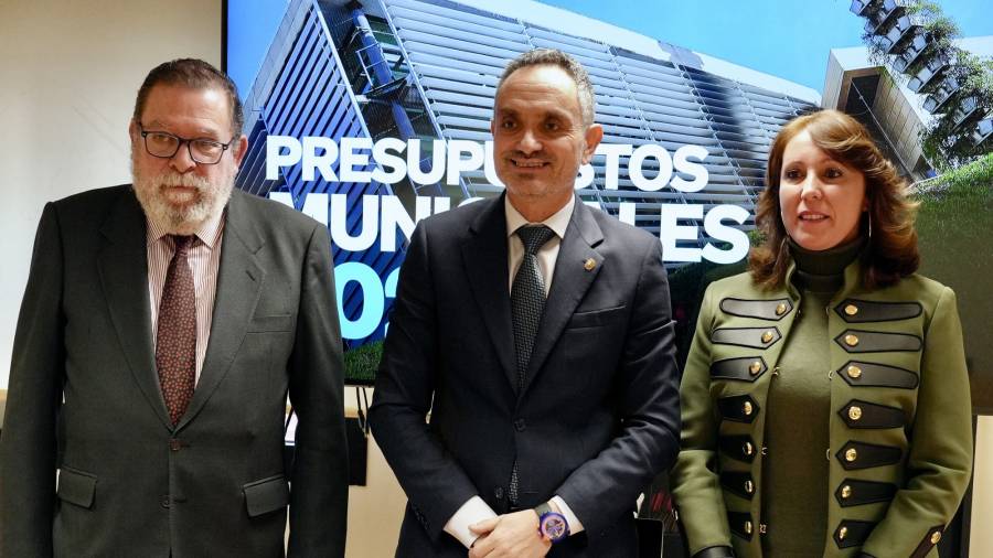 El alcalde de Móstoles, Manuel Bautista, presenta los presupuestos generales de 2026 en un pleno extraordinario