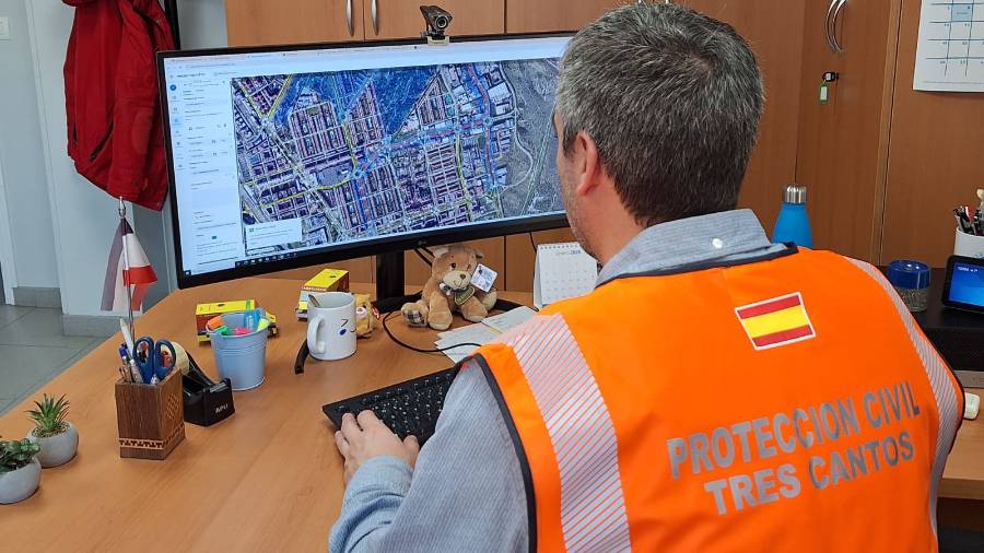 Una persona de Protección Civil del municipio comprueba las incidencias en la nueva plataforma