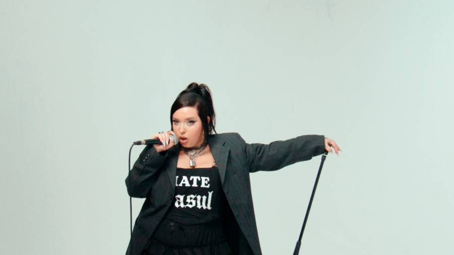 “Lo más punk que puede hacer hoy una mujer es comer y pensar”