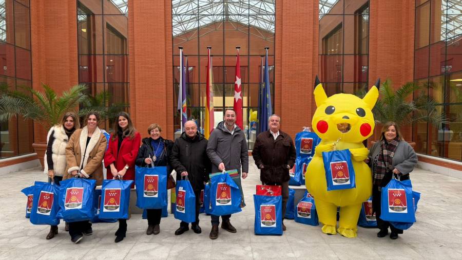 Rotary Club Sierra de Madrid entrega regalos para 50 niños de Colmenar Viejo en el Edificio Municipal La Estación