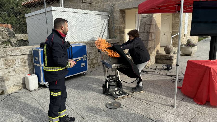 Los Bomberos de la región imparten jornadas divulgativas sobre prevención de incendios y realizan demostraciones de cómo actuar ante el fuego