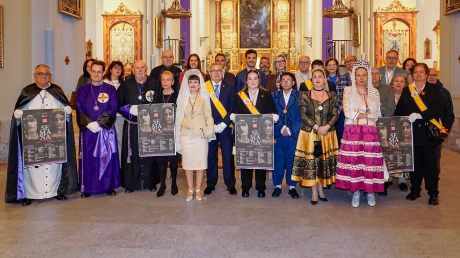 El alcalde, Alejandro Navarro Prieto, y la concejala de Igualdad y Festejos, María Eugenia Gil, en la Iglesia San Juan Evangelista junto al presidente de la Hermandad de la Vera Cruz y Nuestra Señora de la Soledad Coronada, Sergio Navarro Muñoz, la presidenta de la Real e Ilustre Hermandad de Nuestra Señora del Rosario Coronada, Cristina Vidales Ramos, y numerosos hermanos de ambas entidades