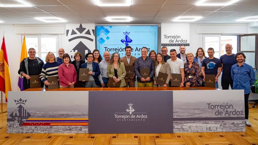 El alcalde, Alejandro Navarro Prieto, el 1er teniente de alcalde y concejal de Urbanismo, Vivienda y Juventud, Víctor Miranda, el 3er teniente de alcalde y concejal de Obras, Limpieza Urbana, Administración y Contratación, Valeriano Díaz, con los representantes