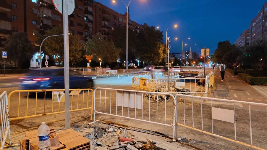 Uno de los tramos de la avenida de la Libertad durante las labores de asfaltado