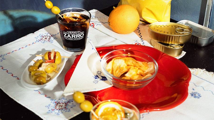 Aperitivos variados con vermut de grifo