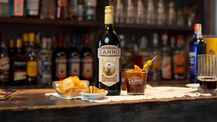 Vermut Zarro sin alcohol en barra con aperitivo