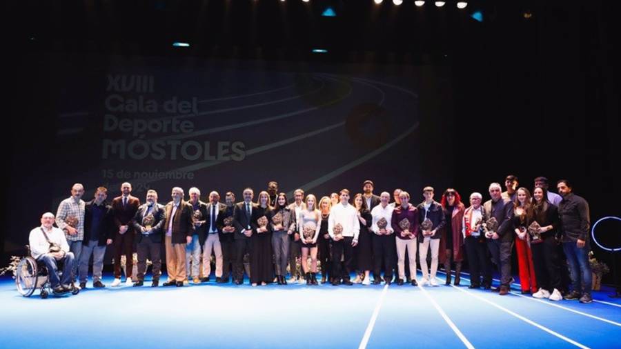Todos los premiados de la XVIII Gala del Deporte de Móstoles posan con sus galardones en el escenario