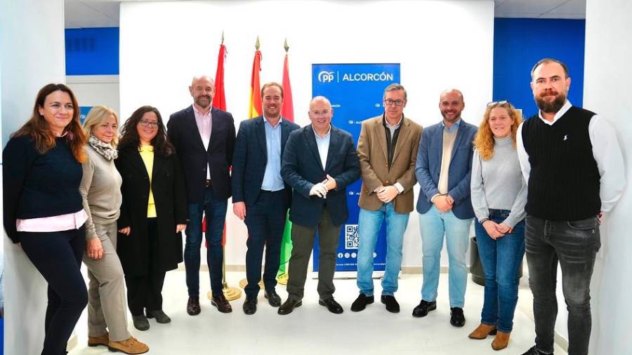 El portavoz del PP local, Roberto Marín, el secretario general del PP, Miguel Tellado, y el secretario general del PP de la Comunidad de Madrid, Alfonso Serrano, al finalizar su recorrido por la zona comercial de Porto Cristo