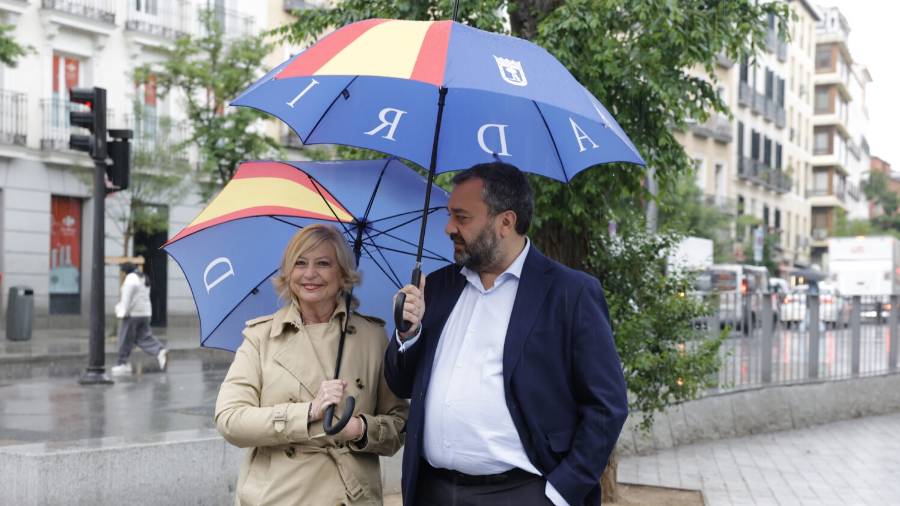 La delegada de Obras y Equipamientos, Paloma García Romero, y el concejal de Centro, Carlos Segura, visitan el espacio