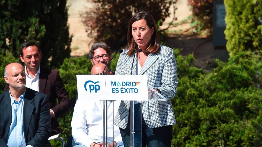 La candidata del PP a la Alcaldía de Arroyomolinos, Ana Millán Arroyo, interviene en un acto de precampaña del PP, en la plaza de la Comunidad de Madrid