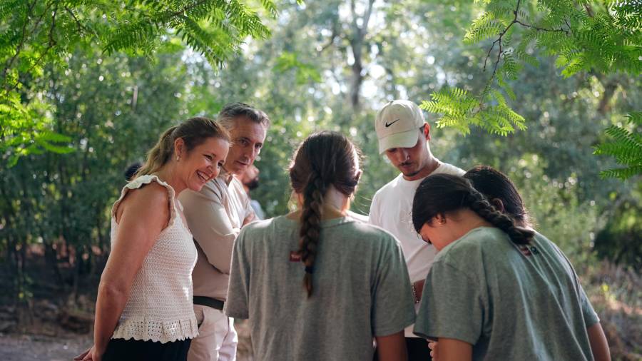 La consejera de Familia, Juventud y Asuntos Sociales, Ana Dávila, y el de Medio Ambiente, Agricultura e Interior, Carlos Novillo, visitan el Campamento Modo Avión, el 10 de julio de 2025, en Alcalá de Henares