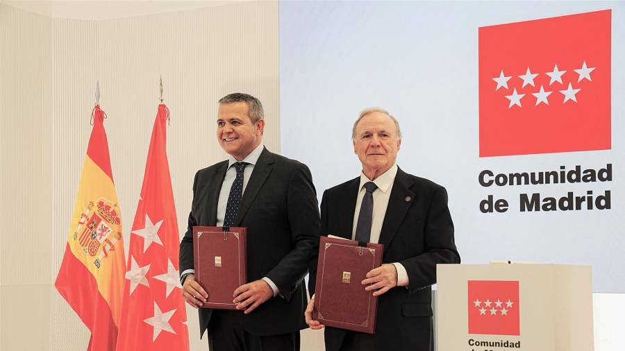 El consejero de Vivienda, Transportes e Infraestructuras, Jorge Rodrigo, firma un convenio con la Asociación Española de Carreteras